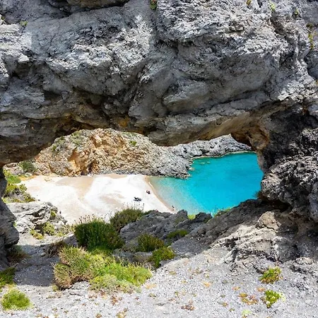 Daire Kythira Echoes - Lithari Karavás